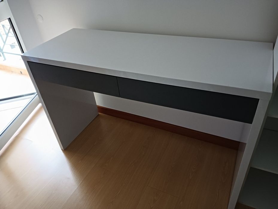 Secretaria  lacrada com duas gavetas