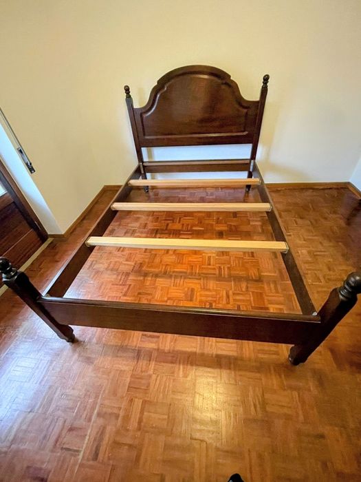 Cama de casal mogno