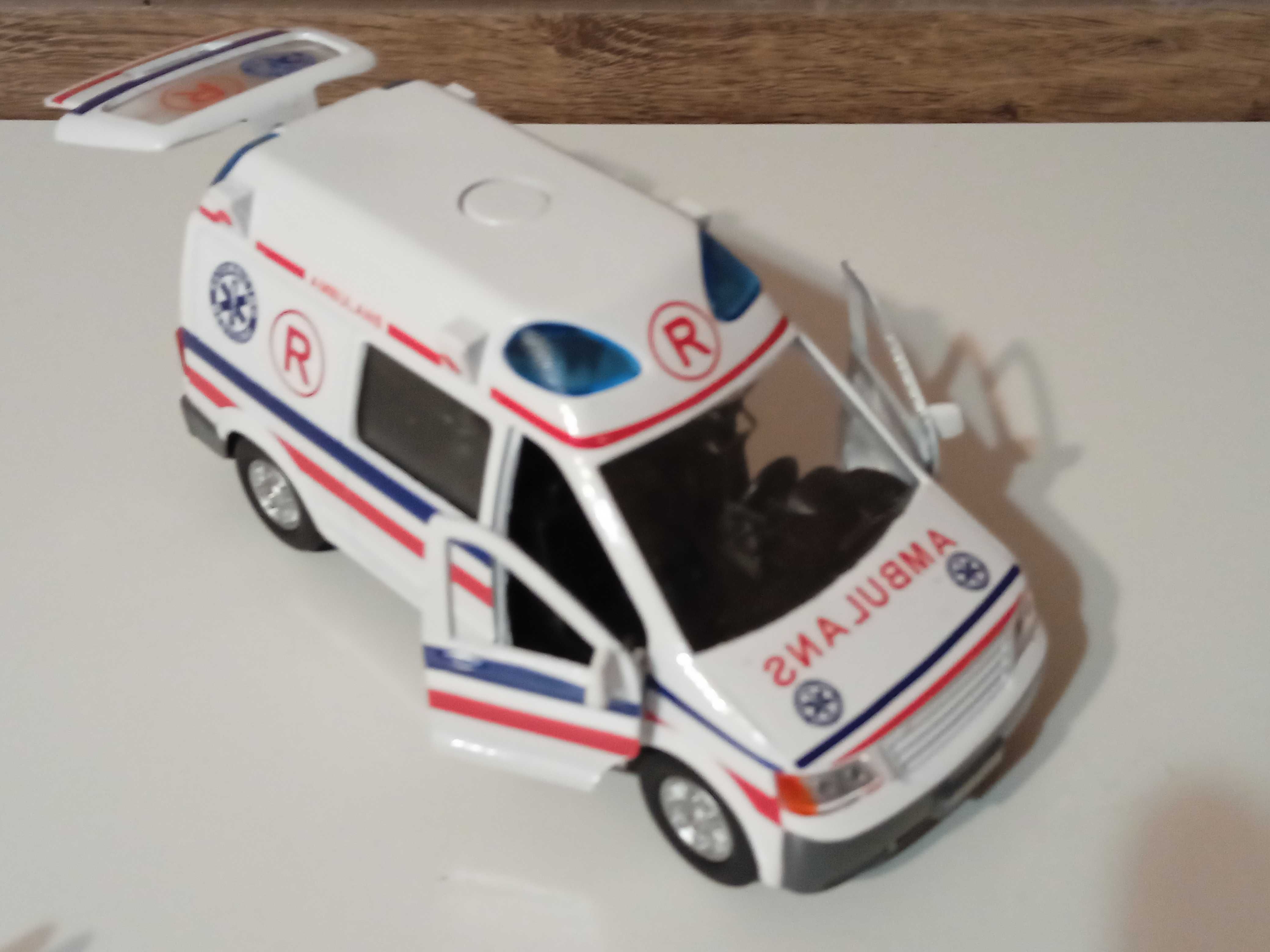 sprzedam model ambulansu