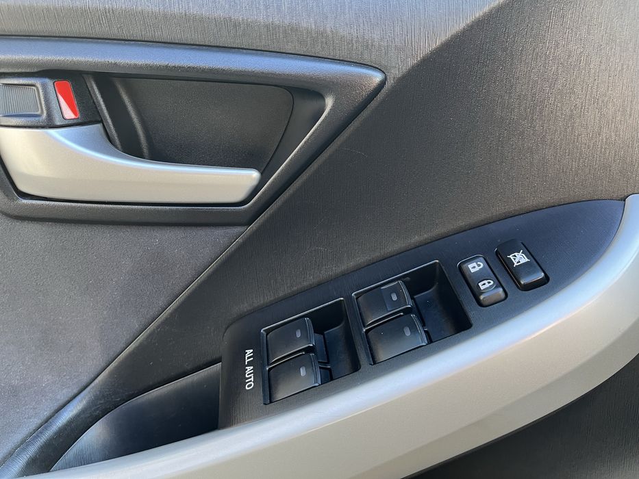 Продається Toyota Prius в технічно відміному стані.