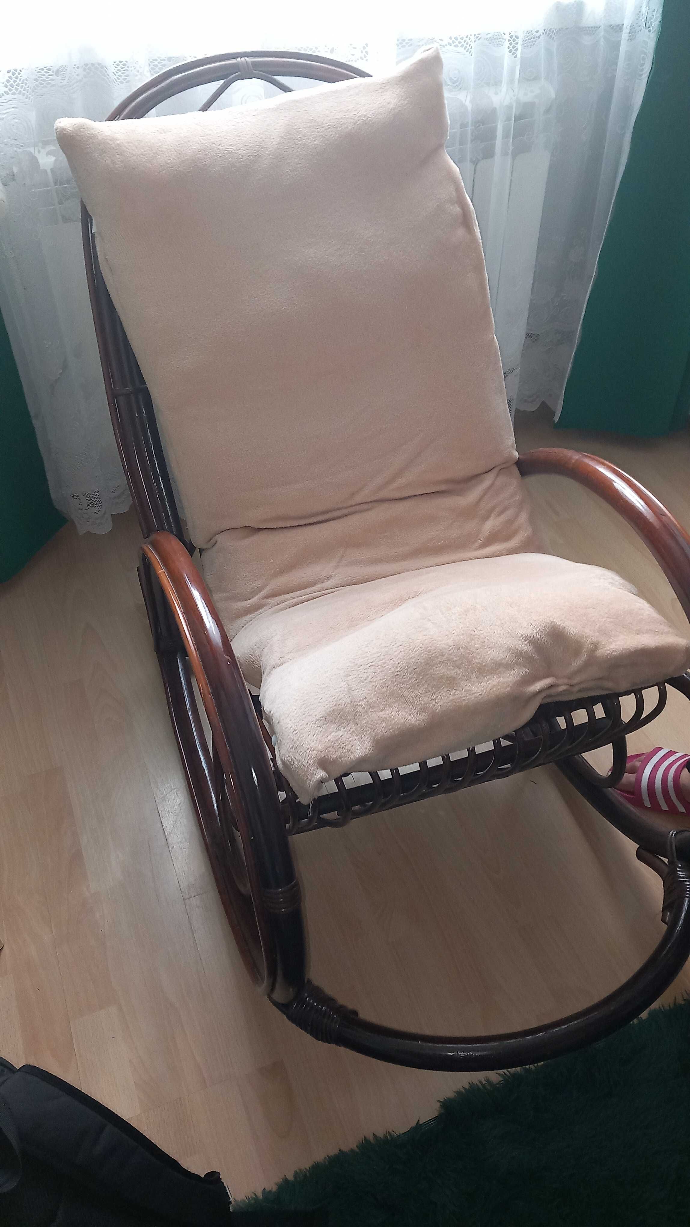 Odnowiony bujany fotel ratanowy