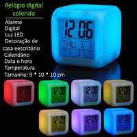 Relógio alarme digital ∎ LED ∎ Com 7 cores diferentes