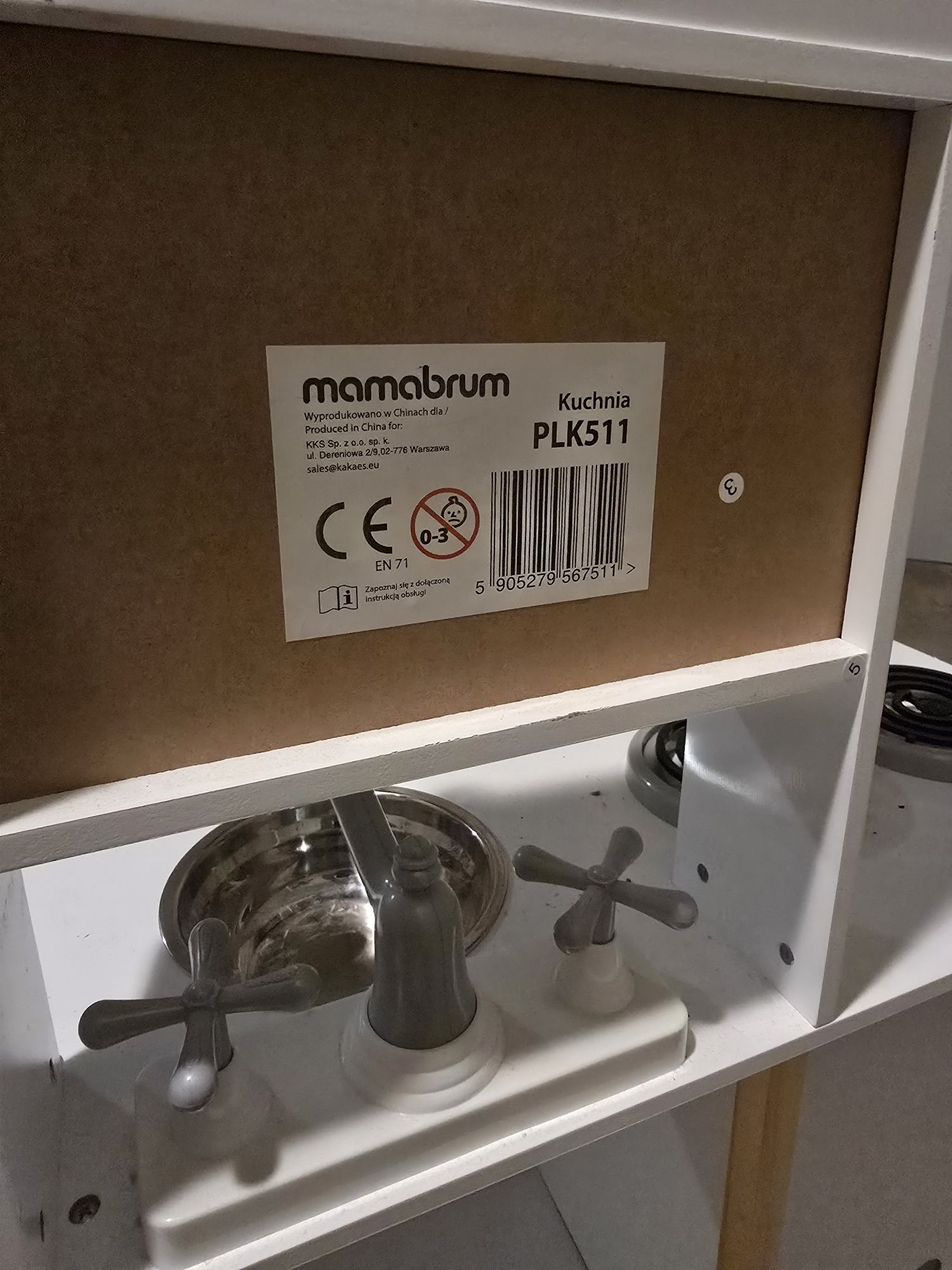 Drewniana kuchnia dla dzieci z mikrofalówką