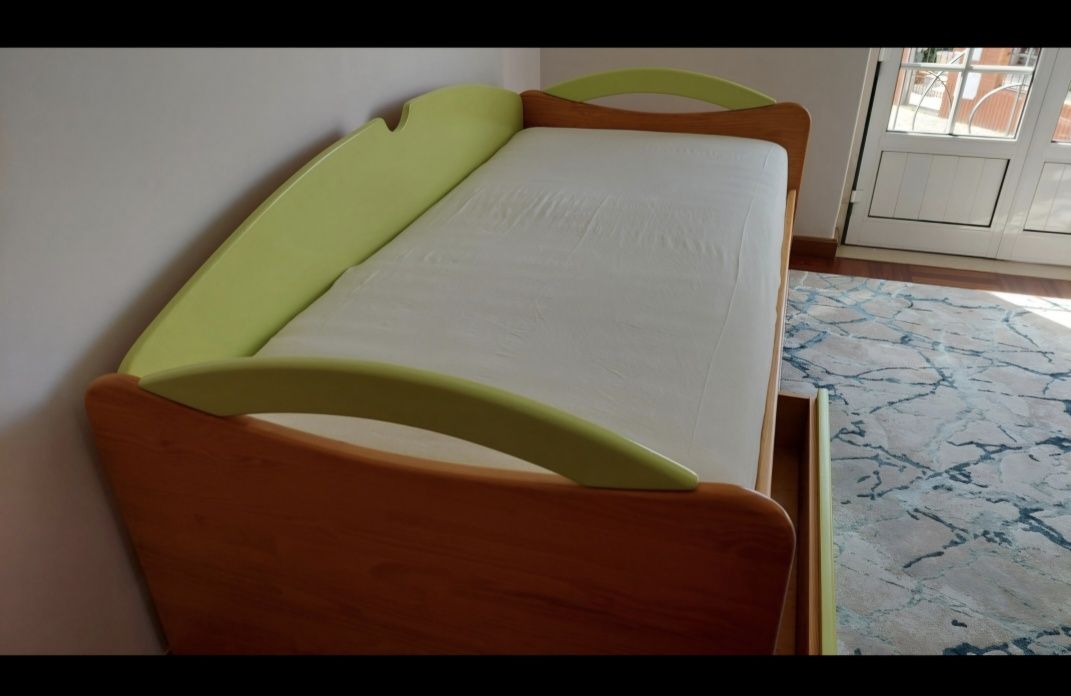 Mobília de quarto em madeira maciça