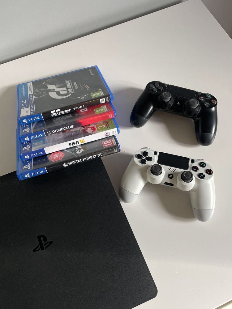 PS4 + 2 pady + zestaw gier GRATIS