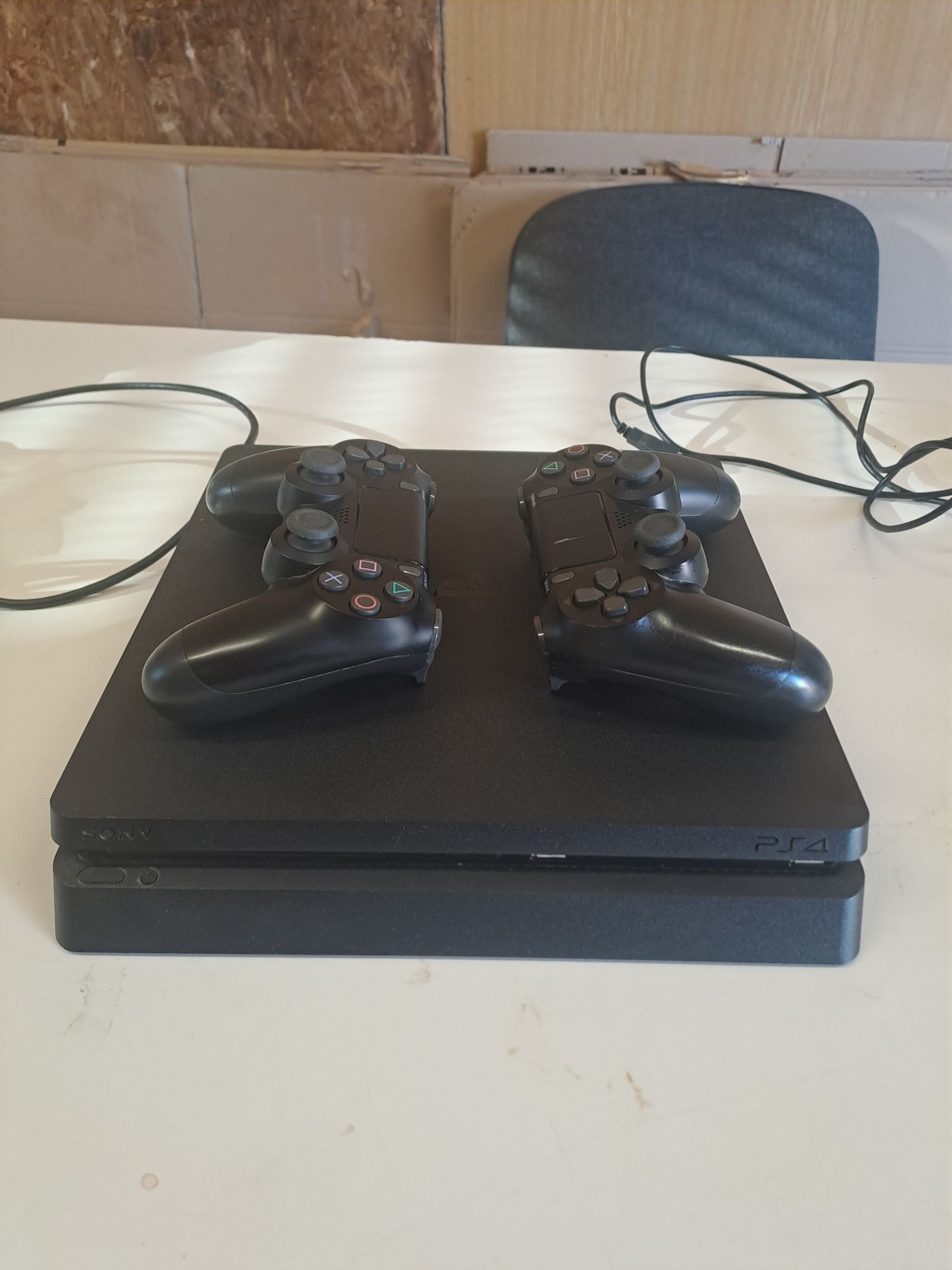 PS4 1TB із двома джойстиками