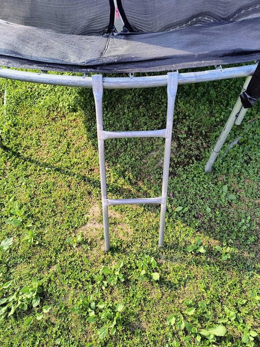 Trampolina z drabinka i siatka