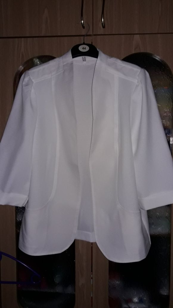 Красивий белий пиджак 46-50р