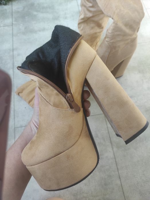 Чоботи на платформі вище коліна