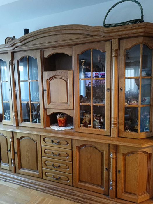 Drewniana witryna i komoda