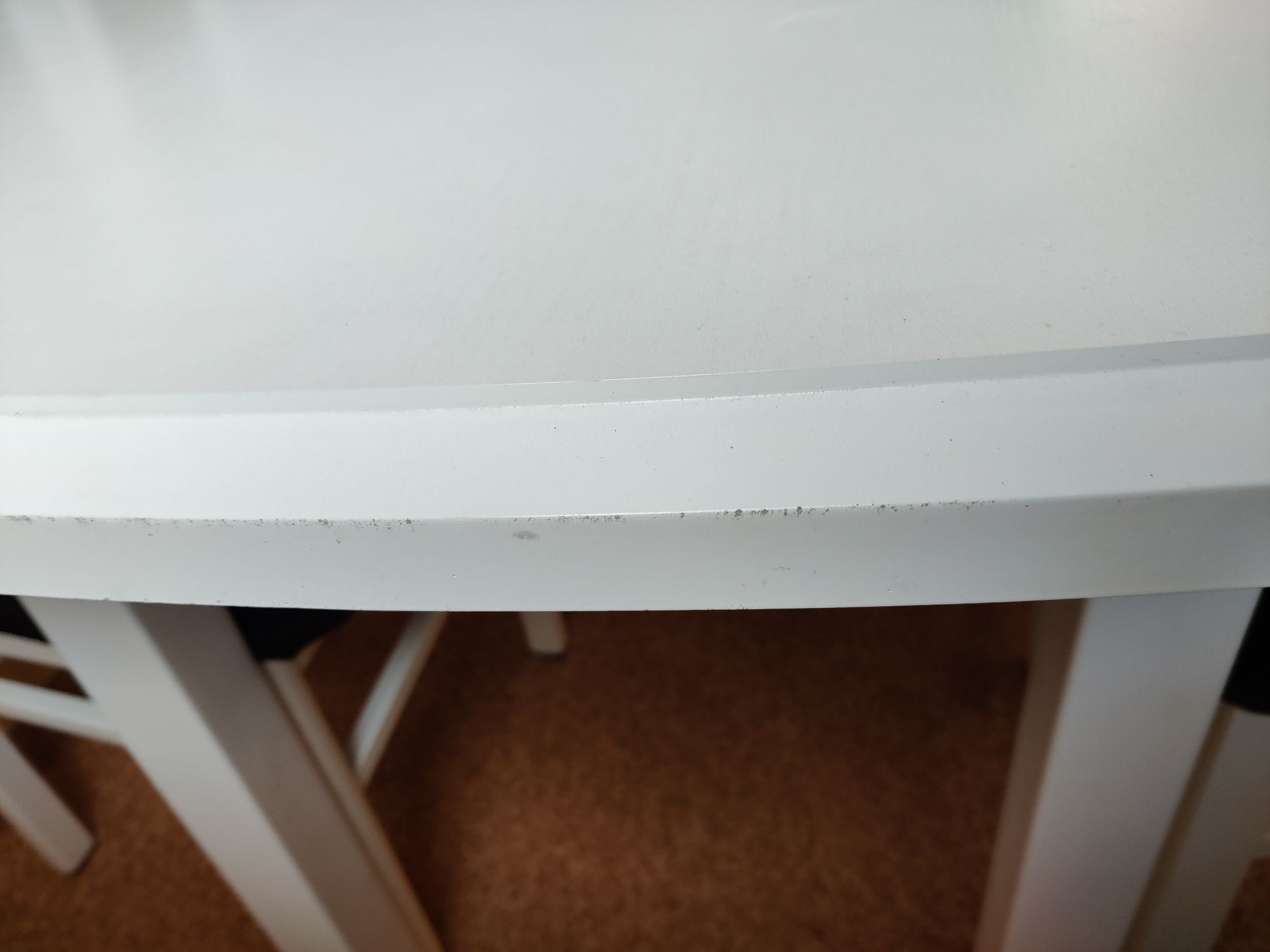 Biały drewniany stół
