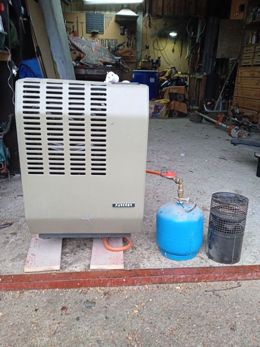 Ogrzewacz  gazowy z zamkniętą komorą spalania i wyrzutem spalin