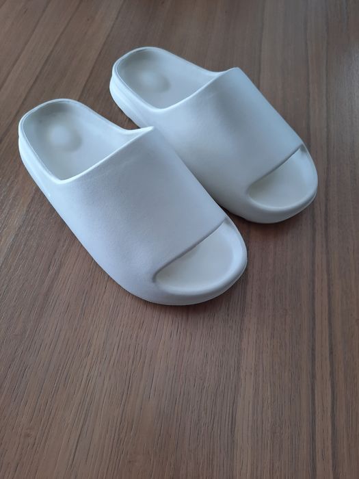 Klapki podobne do yezzy beżowe