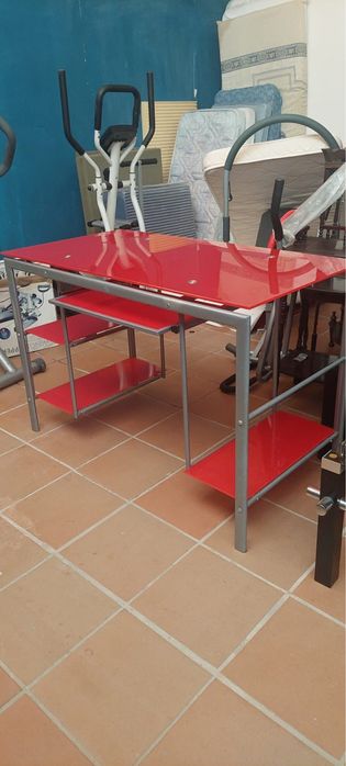 Secretária em vidro vermelha