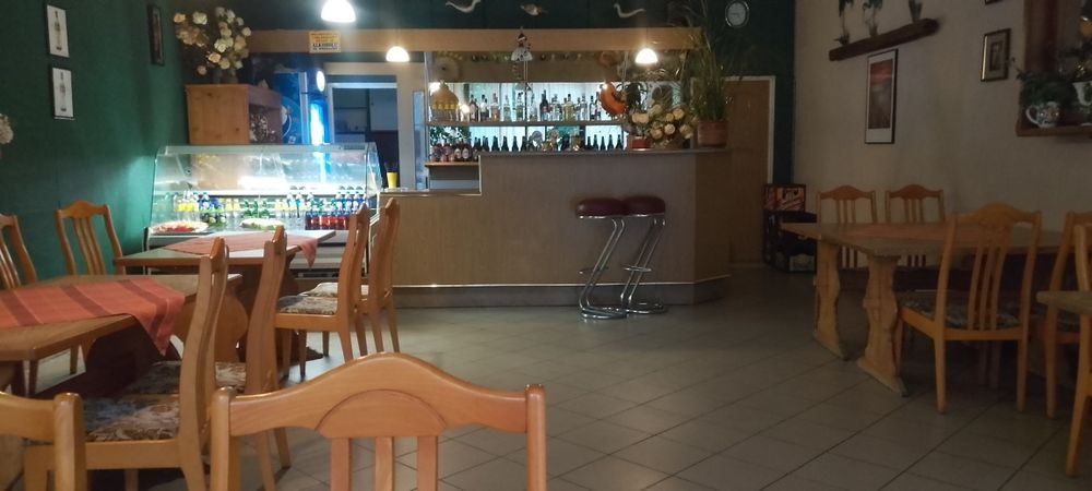 Wyposażenie restauracji baru. Stoły, krzesła, lada chłodnicza, piec