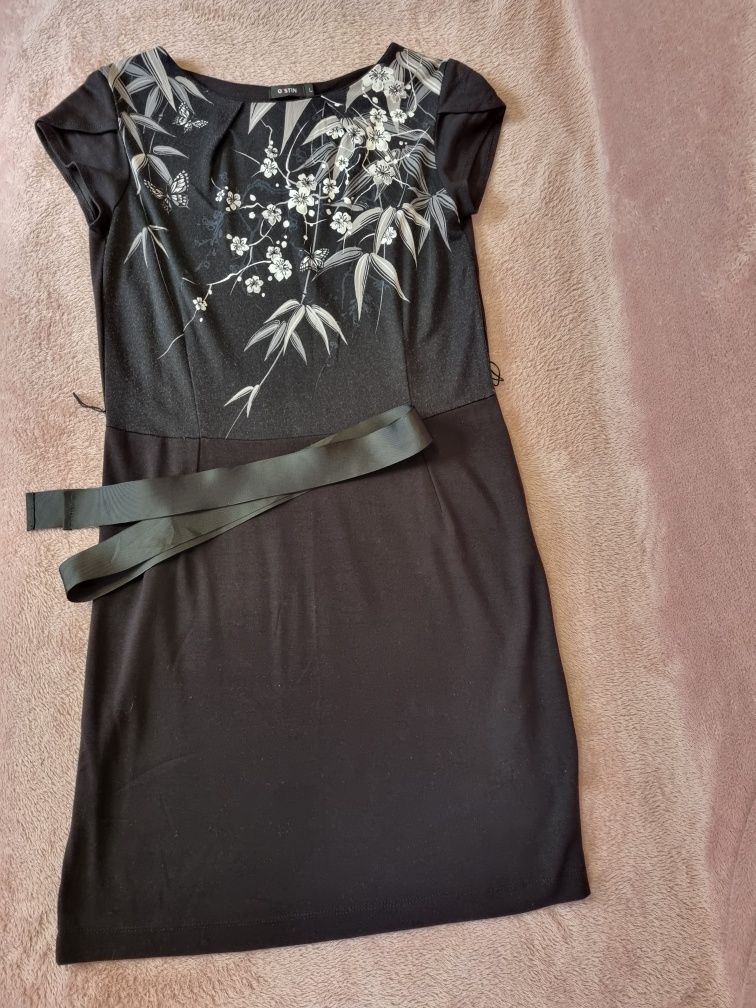 Сукня чорна з квітчастим принтом та поясом-стрічкою