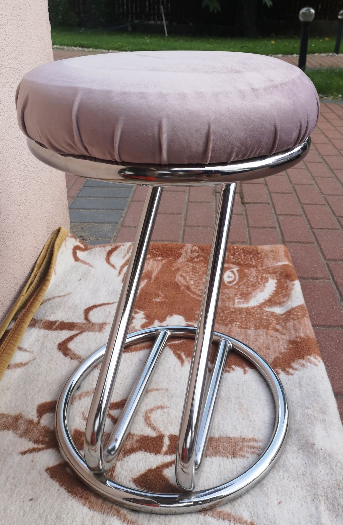 Krzesło barowe metalowa noga brudny róż welur chrom