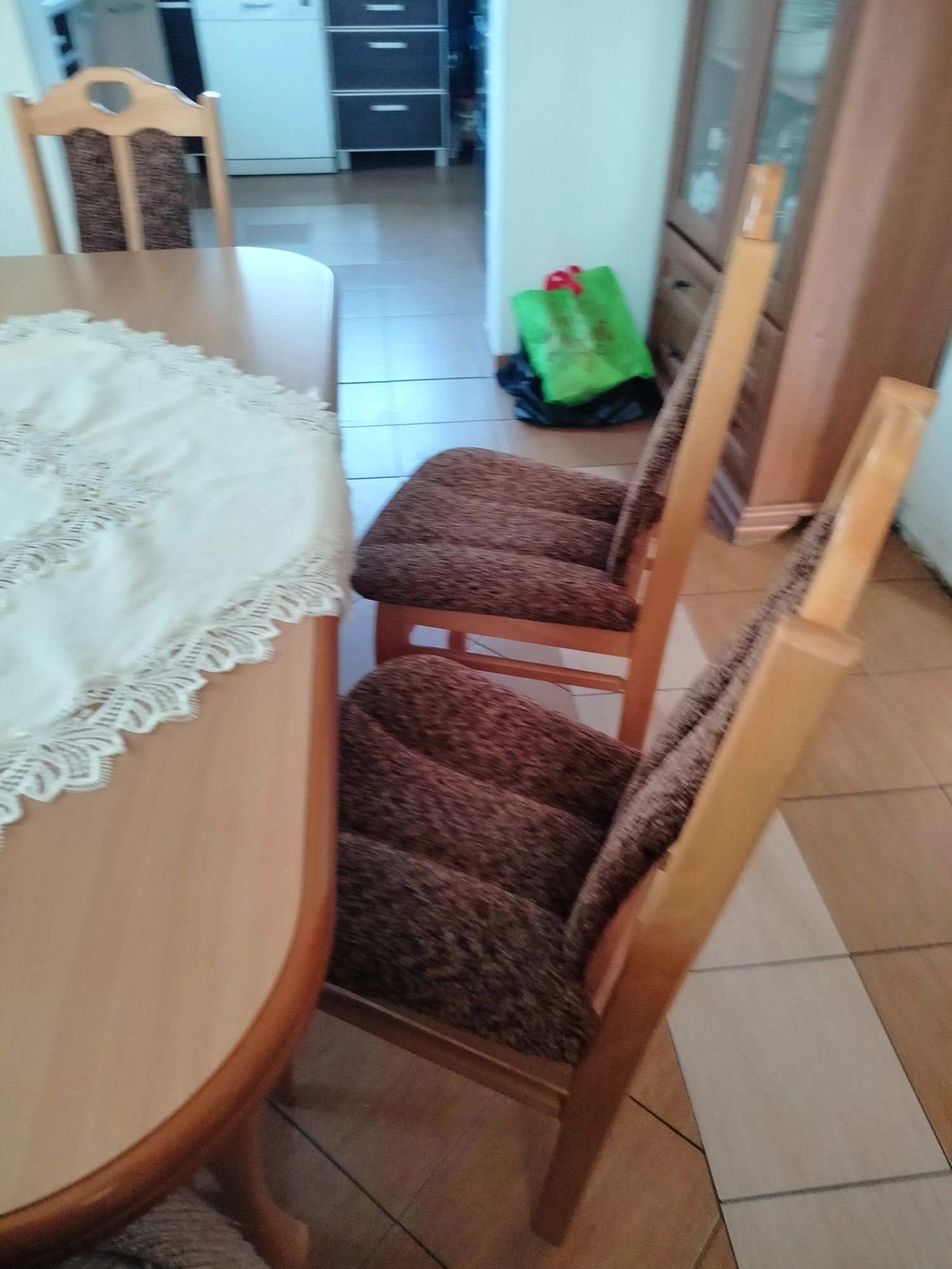 Stół i krzesła tapicerowane