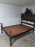 Cama de casal em madeira