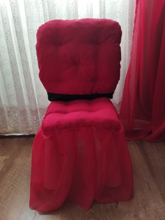 Фотозона в стиле Минни Маус, аксессуары, надпись, шары, шторы красные