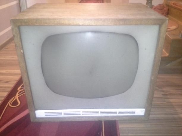 Stary telewizor Record 2 produkcji ZSRR w drewnianej obudowie antyk