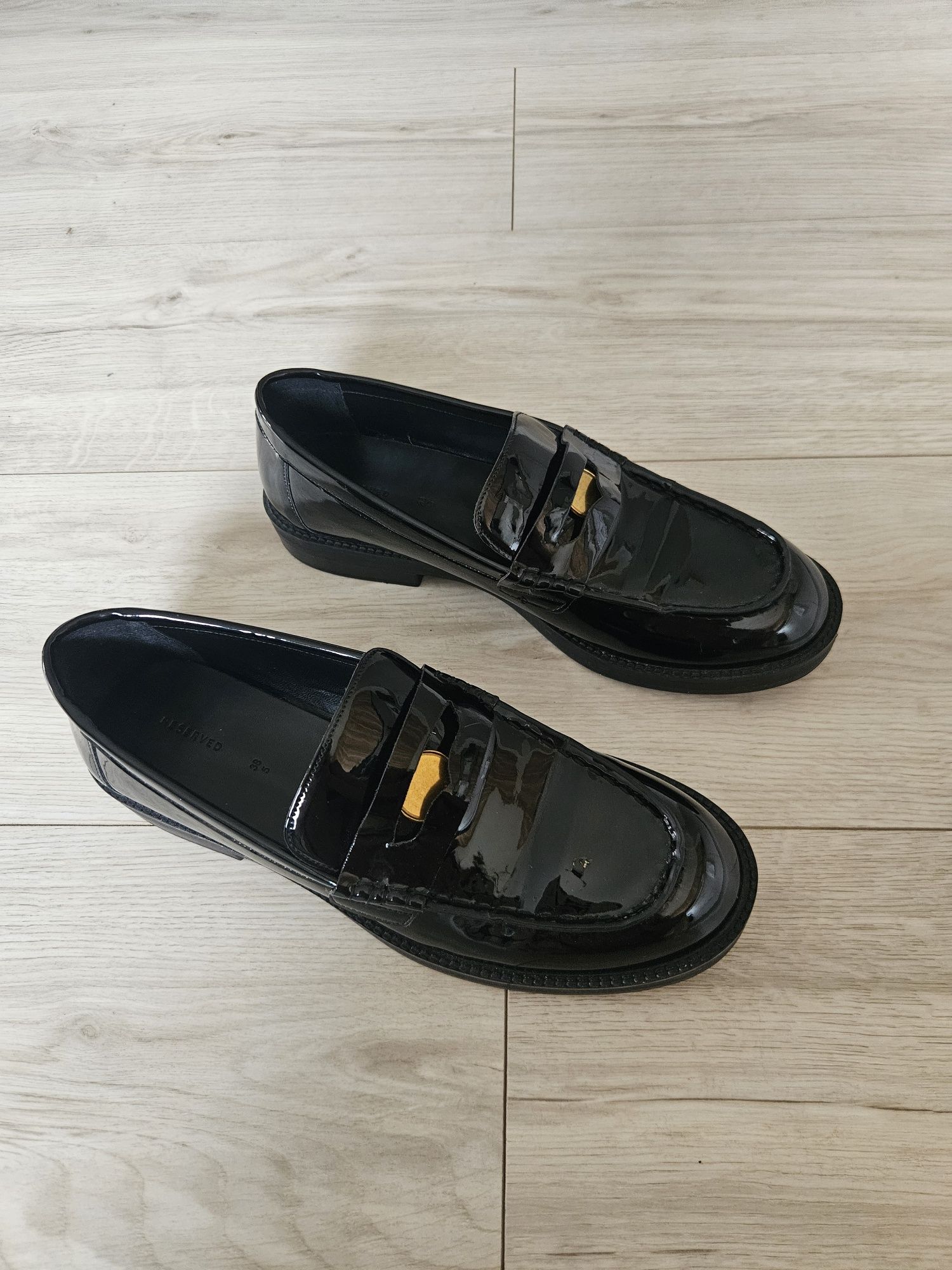 Czarne lakierowane loafersy reserved 38