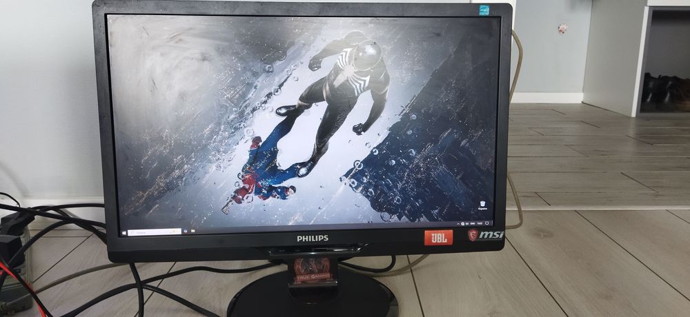 Ігровий комп'ютер, з монітором та девайсами.