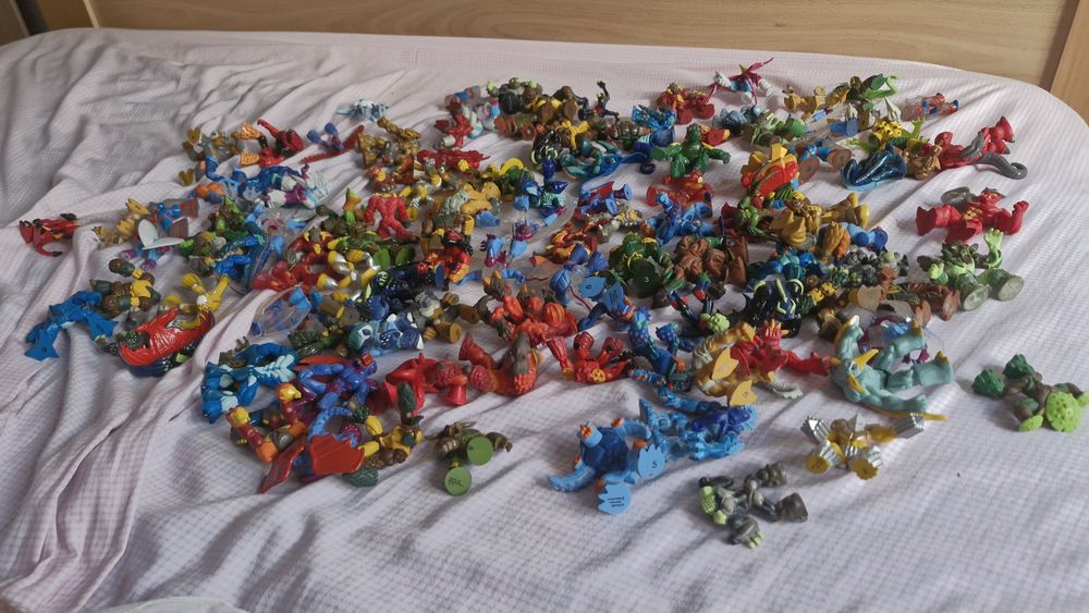 Coleção de cerca de 120 bonecos gormiti