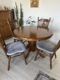 Okrągły drewniany stół z krzesłami