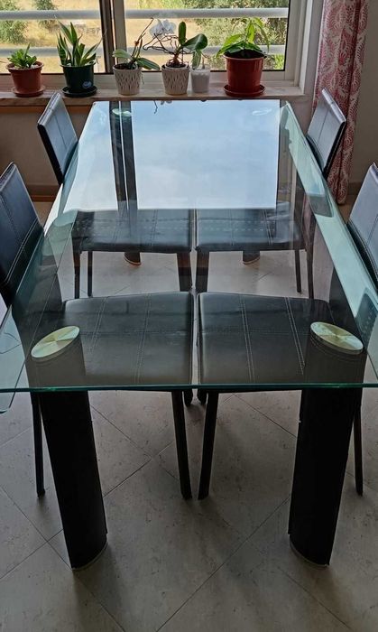 Mesa de sala em vidro temperado mais 4 cadeiras