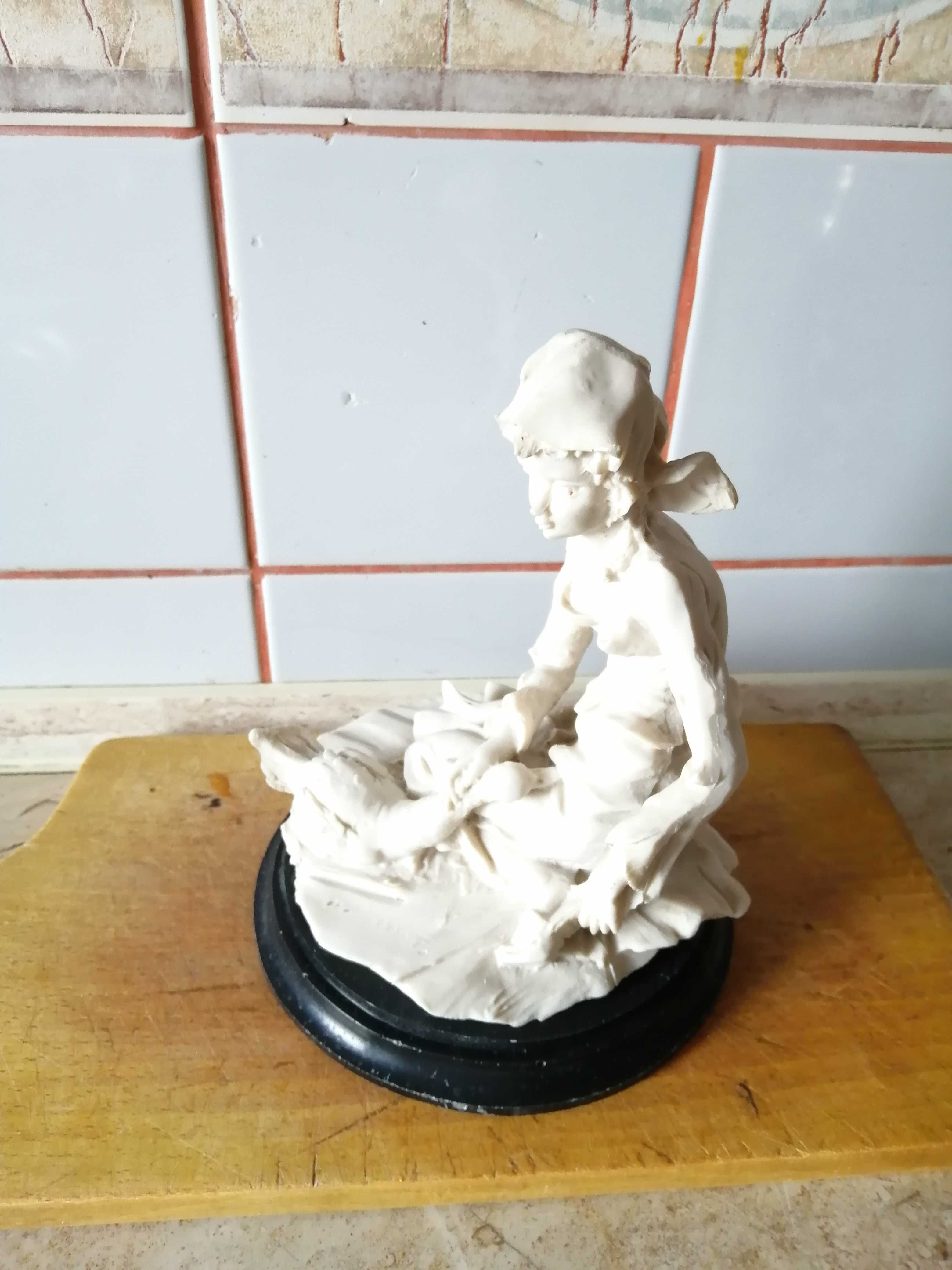 Stara alabastrowa statuetka-rzeżba Gęsiareczka