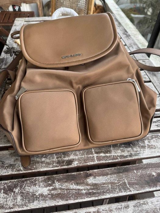 Mochila Michael Kors nova