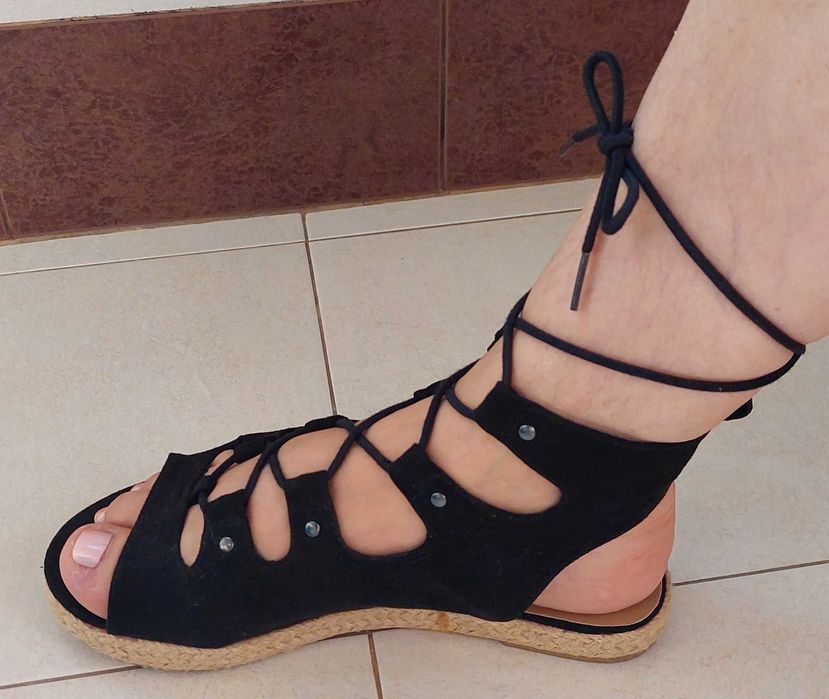 Sandálias pretas com muito estilo