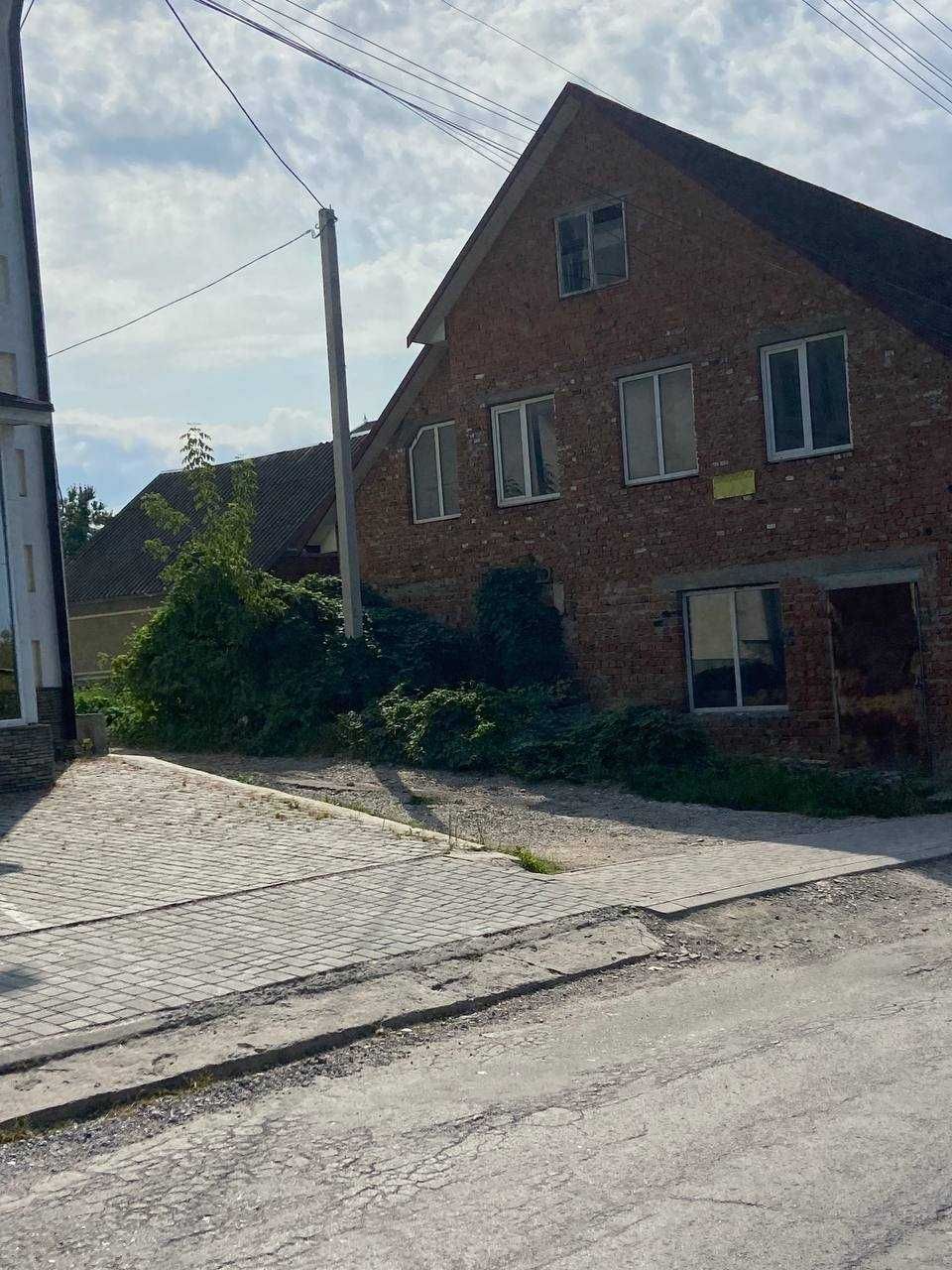 2 поверх . будинок в центрі м . Дунаївці з зем. ділянкою для тераси