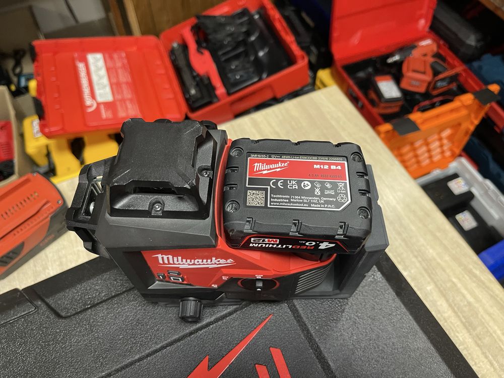 Milwaukee M12 3PL / 3D лінійний лазерний рівень Мілвокі