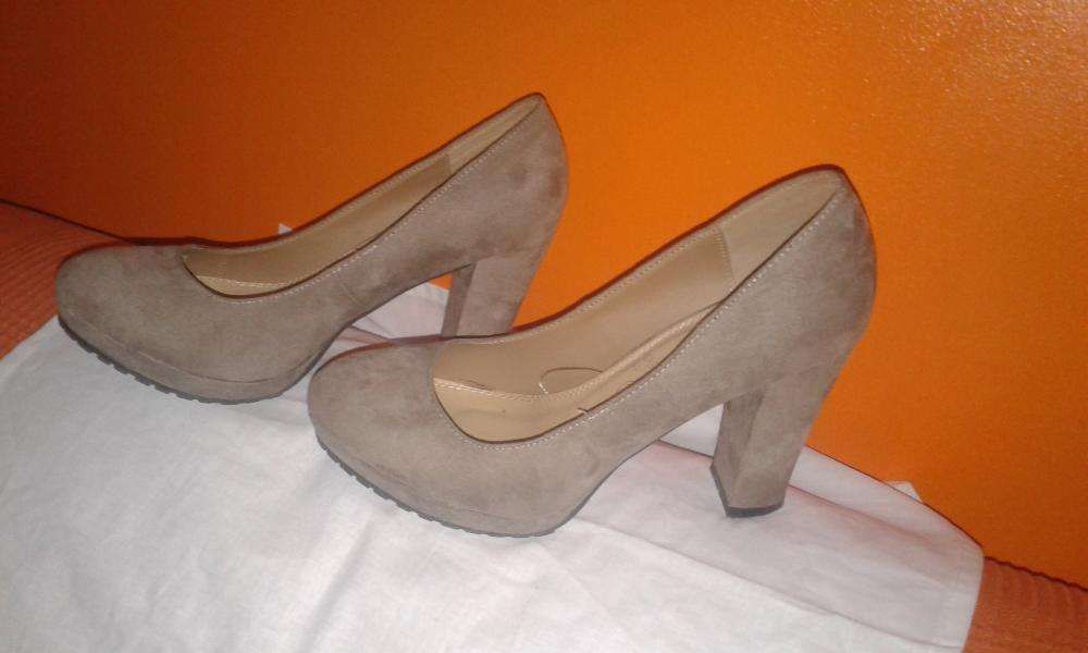 Sapatos novos bege