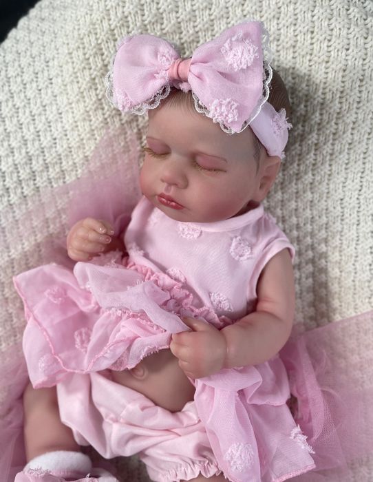 Realistyczna lalka typu Reborn śpiąca dziewczynka