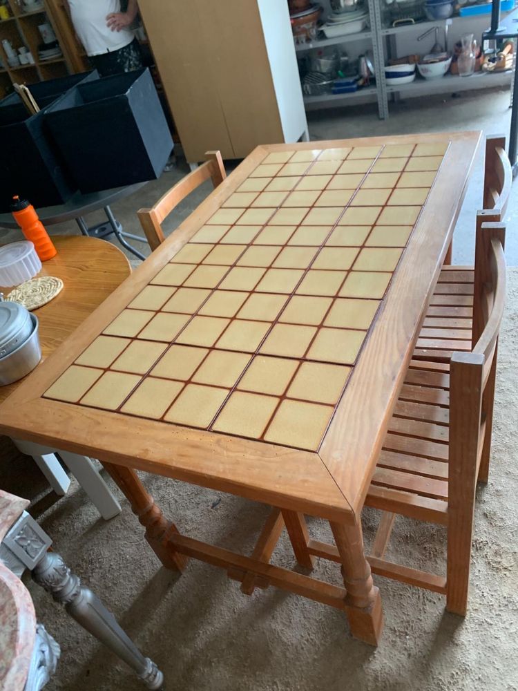 Mesa com azulejo e 3 cadeiras