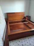 Cama casal em madeira maciça cerejeira + conjunto completo de quarto