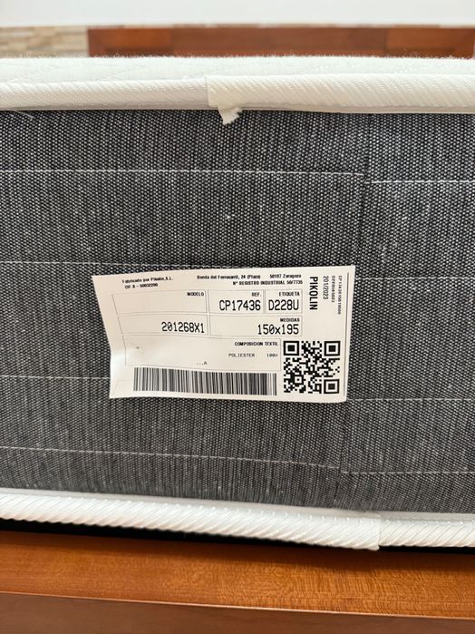 Cama com mesa de cabeceira a condizer