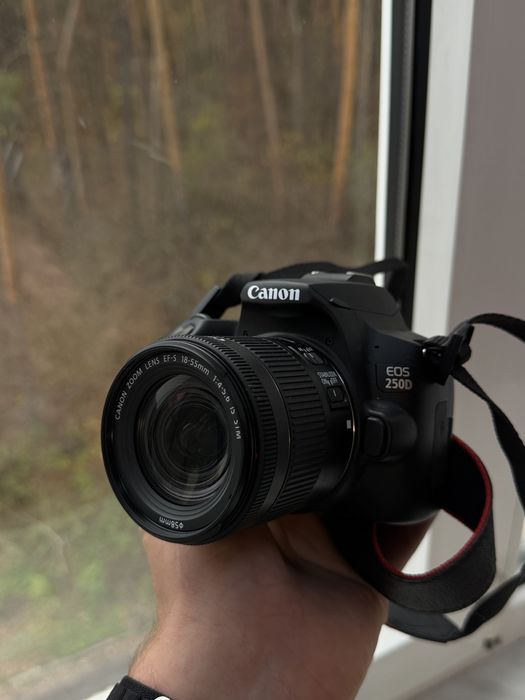 Продам майже новий Canon 250d