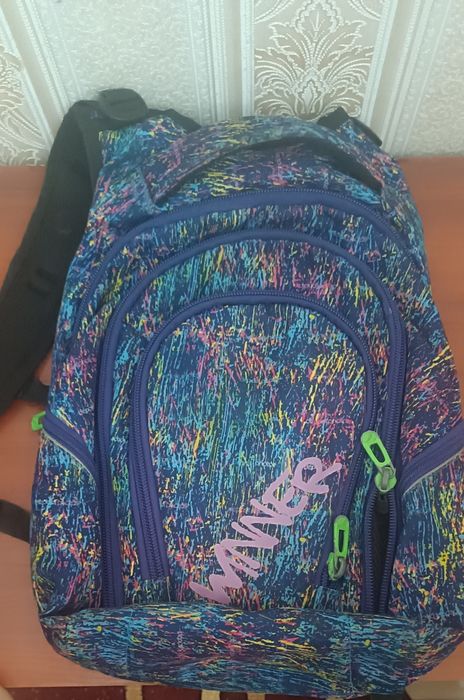 Продам шкільні портфелі