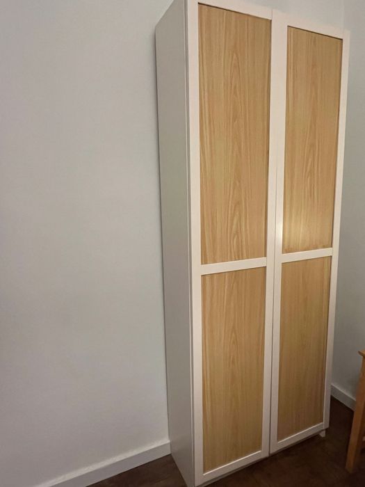 Estante com portas de vidro