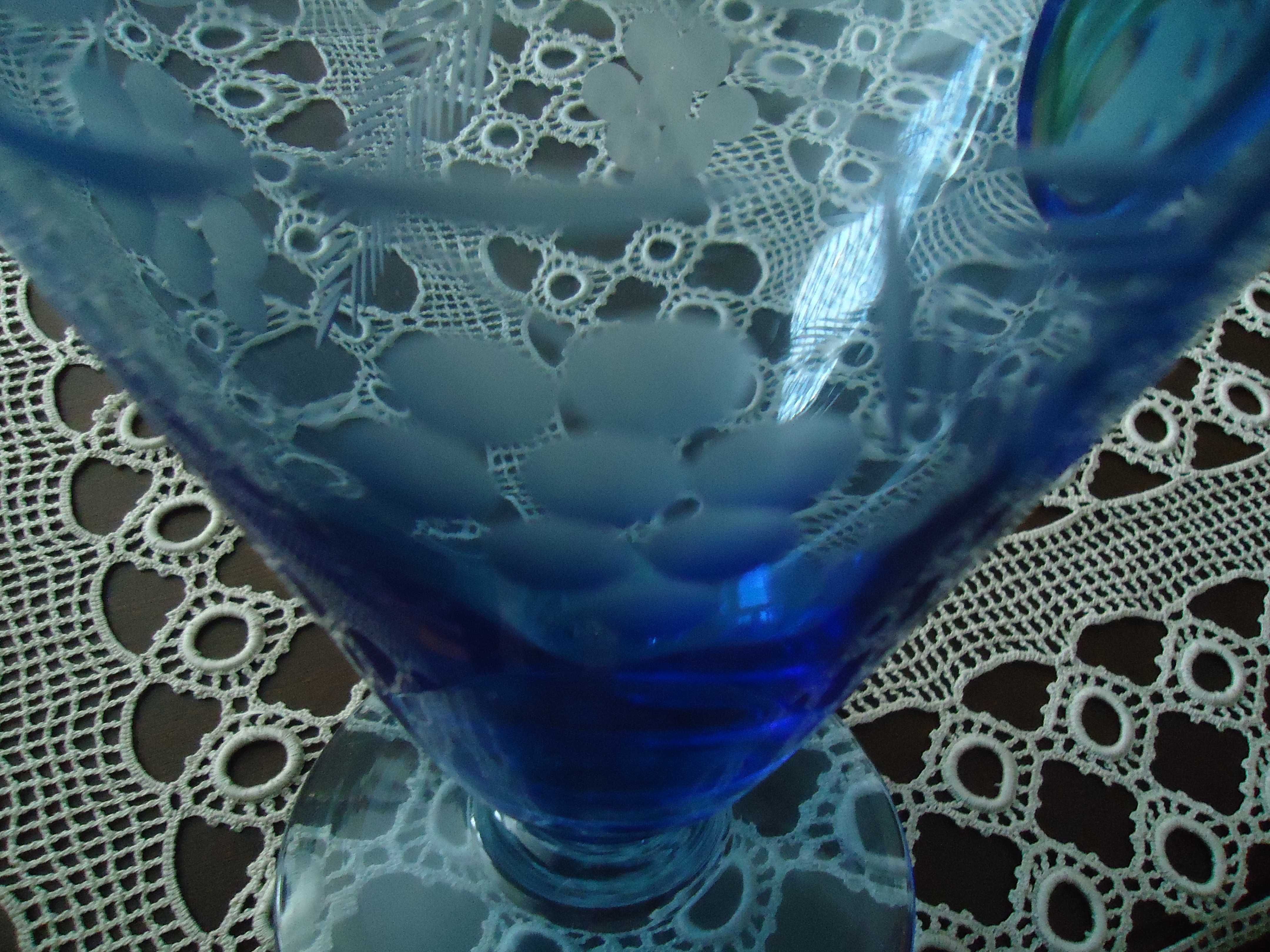 jarro de vidro azul antigo