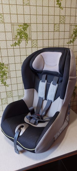 Автокресло детское Chicco artsana universal 9-18 кг