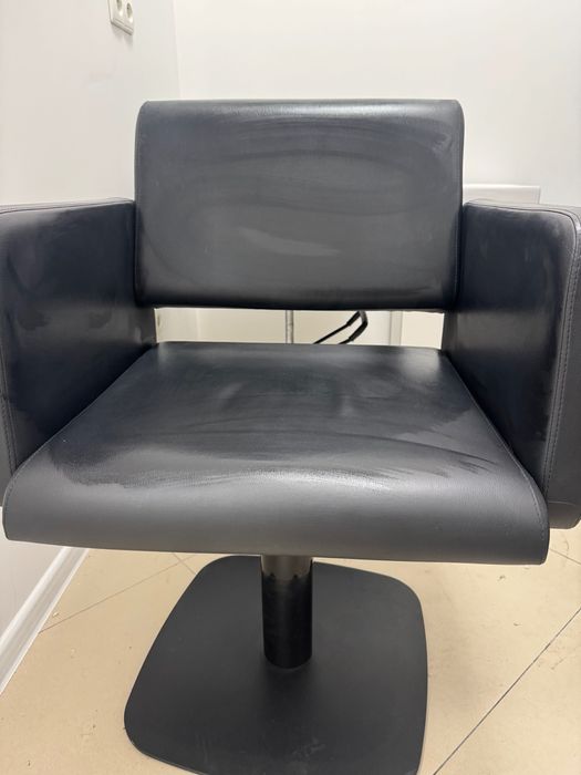 Jeden fotel fryzjerski