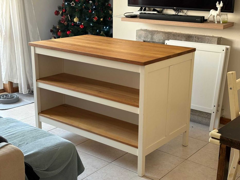 Ilha de cozinha com banquetas