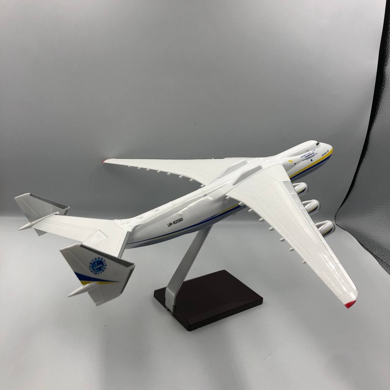Люксова модель літака Ан-225 Мрія масштаб 1:200 ,(42 см) . лита