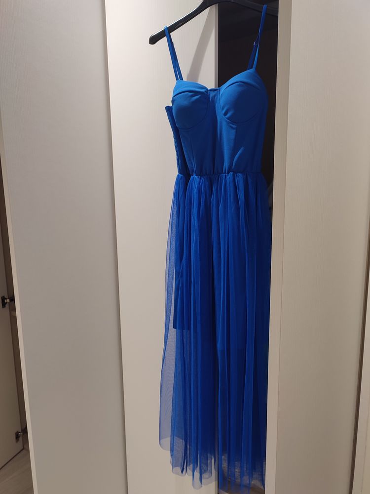 Vestido justo azul com tule