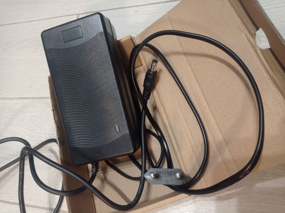 Зарядне 12.6в 10а   для літієвиз збірок 3с